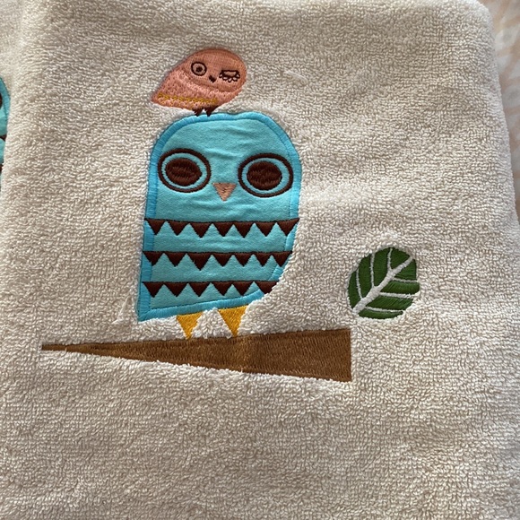 Decorative bath towel, give a hoot set of two. - Picture 3 of 4